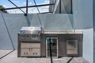 Beautifully Renovated 5-Bedroom Villa w Pool Near Disney - 3