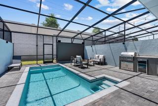 Beautifully Renovated 5-Bedroom Villa w Pool Near Disney - 1