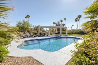 Private Acre of Fun: Nine Hole Golf Course Pickleball Court Pool Table Heated Swimming Pool - 3