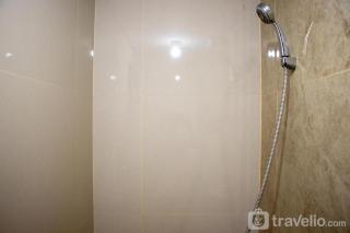 Fancy and Nice Studio Room at Transpark Cibubur Apartment By Travelio - 9
