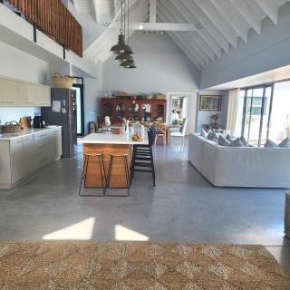 Family home offers privacy, security and mooring! - 9