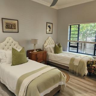 Family home offers privacy, security and mooring! - 7