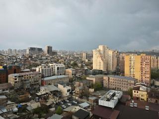 Большая трёхкомнатная квартира с панорамным видом и балконом - 3