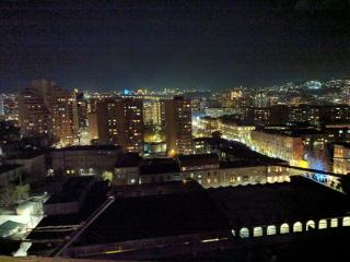 Большая трёхкомнатная квартира с панорамным видом и балконом - 1