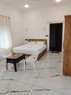 Robin's Paradise Deluxe Bedroom - 4