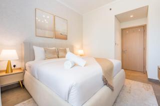 Luxury 2 Bedroom Poolside Haven in Dubai Creek Harbour - 3