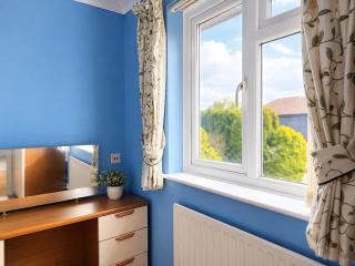 Detached Spacious 6 Bedroom Home in Ashford - 8