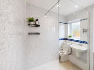 Detached Spacious 6 Bedroom Home in Ashford - 3