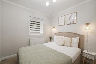 Milton Keynes 3BR, Elegant Home, Sleeps 5, Families Stays, Private Parking , Fast WiFi - 1