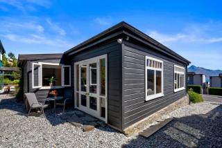 Historic Stonehouse Mini walk to town with shared spa - 0