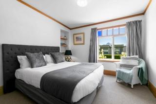 Historic Stonehouse Mini walk to town with shared spa - 3