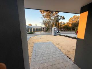 Coodanup Getaway with a bathroom in each room - 9