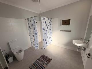 Coodanup Getaway with a bathroom in each room - 2