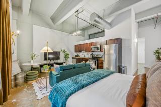 Chic Loft | Free Parking, Gym, Game Room - 8