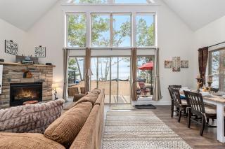 Beautiful Overlooking Shoreline 3BDR Chalet ➠18396 - 1