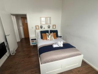 Cozy 1-bedroom home in Greater London - 8