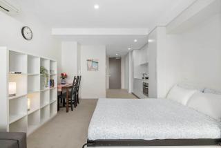 Cozy Studio with Free parking at Kingston Foreshore - 2