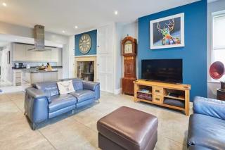 House Sleeps 12 with Parking and Garden - 8