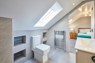 House Sleeps 12 with Parking and Garden - 4