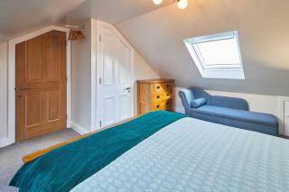House Sleeps 12 with Parking and Garden - 5