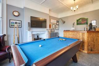 House Sleeps 12 with Parking and Garden - 3