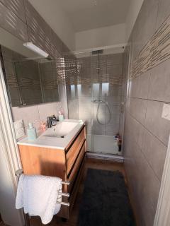 Large house - 6 bedrooms - Garden and parking - 1