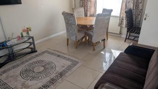 Spacious- 3 Bedroom House for 6 adults - 8