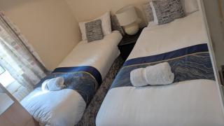 Spacious- 3 Bedroom House for 6 adults - 9