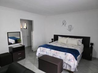 The Klip Pot is a open plan self catering unit - 2