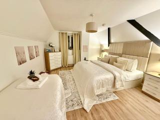THREE BEDROOM Rural, relaxing and peaceful,DOGS welcome! With Cymru Holidays - Abergavenny - 5