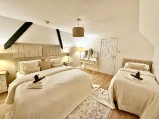 THREE BEDROOM Rural, relaxing and peaceful,DOGS welcome! With Cymru Holidays - Abergavenny - 8
