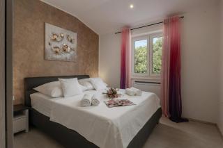 Villa Luka with 50 sqm Pool - 3