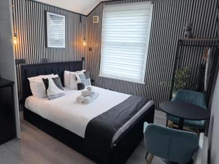 Islington Studio for 2 - Private Bath & Smart TV - 0