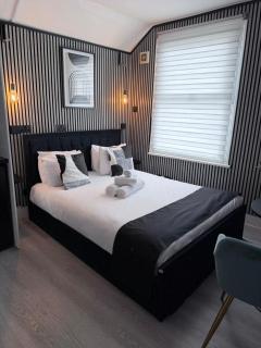 Islington Studio for 2 - Private Bath & Smart TV - 3