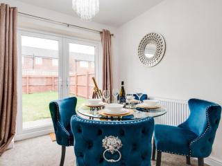 Spacious 3-Bed House - Sleeps 5 - Parking for 2 cars - 1