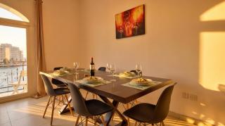 Bayview Court - Seafront Apartment with Balcony - 1