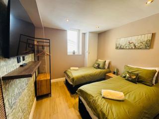 Station House - Platform 3 - 4 Bedrooms - Sleeps 6 - 9
