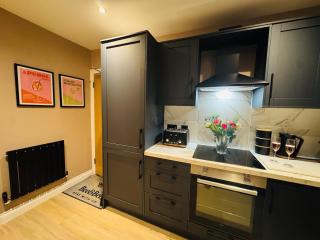 Station House - Platform 3 - 4 Bedrooms - Sleeps 6 - 5