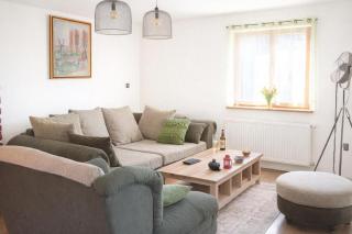 Green View Holiday Home With Pool - Happy Rentals - 2