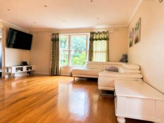 Eltham Greenview Retreat Fireplace Walk to Train - 0