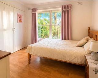 Eltham Greenview Retreat Fireplace Walk to Train - 2