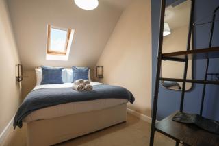 BRAND NEW - Deluxe 2 Bed Apartment - Hillsborough with FREE Parking - Hosted by StayHostSave - 2