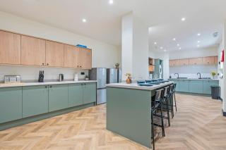 Spacious 6-Bed Contractor House In Manchester OL6 - Ideal for Large Groups and Work Stays - 7