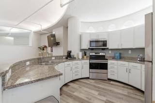 Spacious 2BR Downtown Indy Skywalk, Free Garage Parking, Convention Center, Stadium - 8