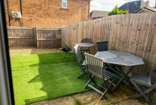 Quiet Three-Bedroom Home in Stewartby with Ensuite and Workspace - 1