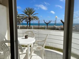 Right on the beach - 0