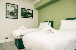 Luxury 3BD Manchester Home with Games Room Sleeps 10 - 6