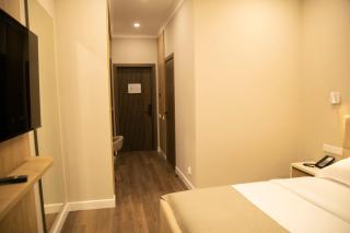 Aristocrat Hotel - 8