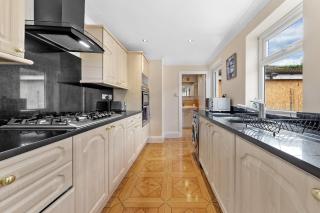 Stylish Contractor House 4 Beds N22 Wood Green - 4