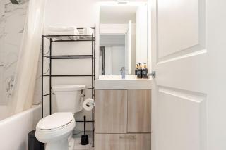 Stylish Studio Sleeps 4 with Balcony by Eaton Centre - 3